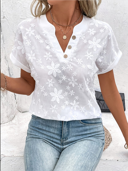Liora – Luchtig T-shirt met geborduurde bloemen en knoopdetail