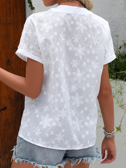 Liora – Luchtig T-shirt met geborduurde bloemen en knoopdetail